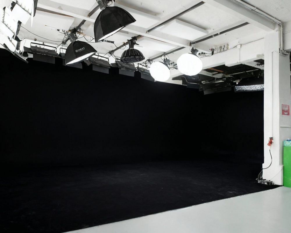 Allmost Studio Berlin Kreuzberg: professionelles Mietstudio mit schwarzer Eck-Hohlkehle, Licht- und Grip-Equipment, ideal für Film-, Video-, Foto- und AI-Produktionen