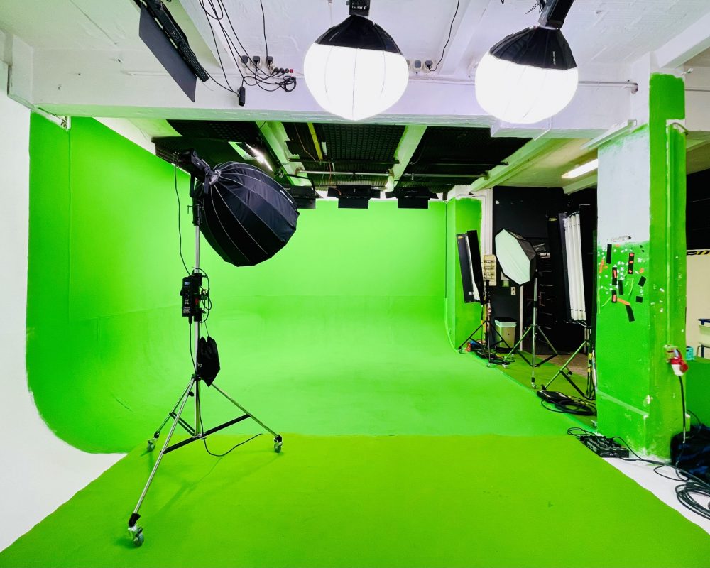 Grüne Eckhohlkehle im Allmost Greenscreen-Studio in Berlin Kreuzberg. Der Hintergrund ist gleichmäßig ausgeleuchtet. Lichtequipment ist inklusive