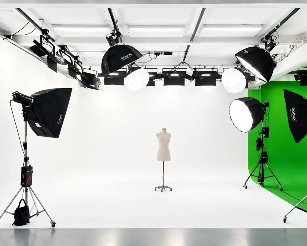 Das Allmost Studio in Berlin bietet ein modernes Fotostudio mit weißem Hintergrund (White Screen) und grünem Hintergrund (Green Screen), ideal für professionelle Foto- und Videoaufnahmen mit hochwertiger Studioausstattung und Beleuchtung.